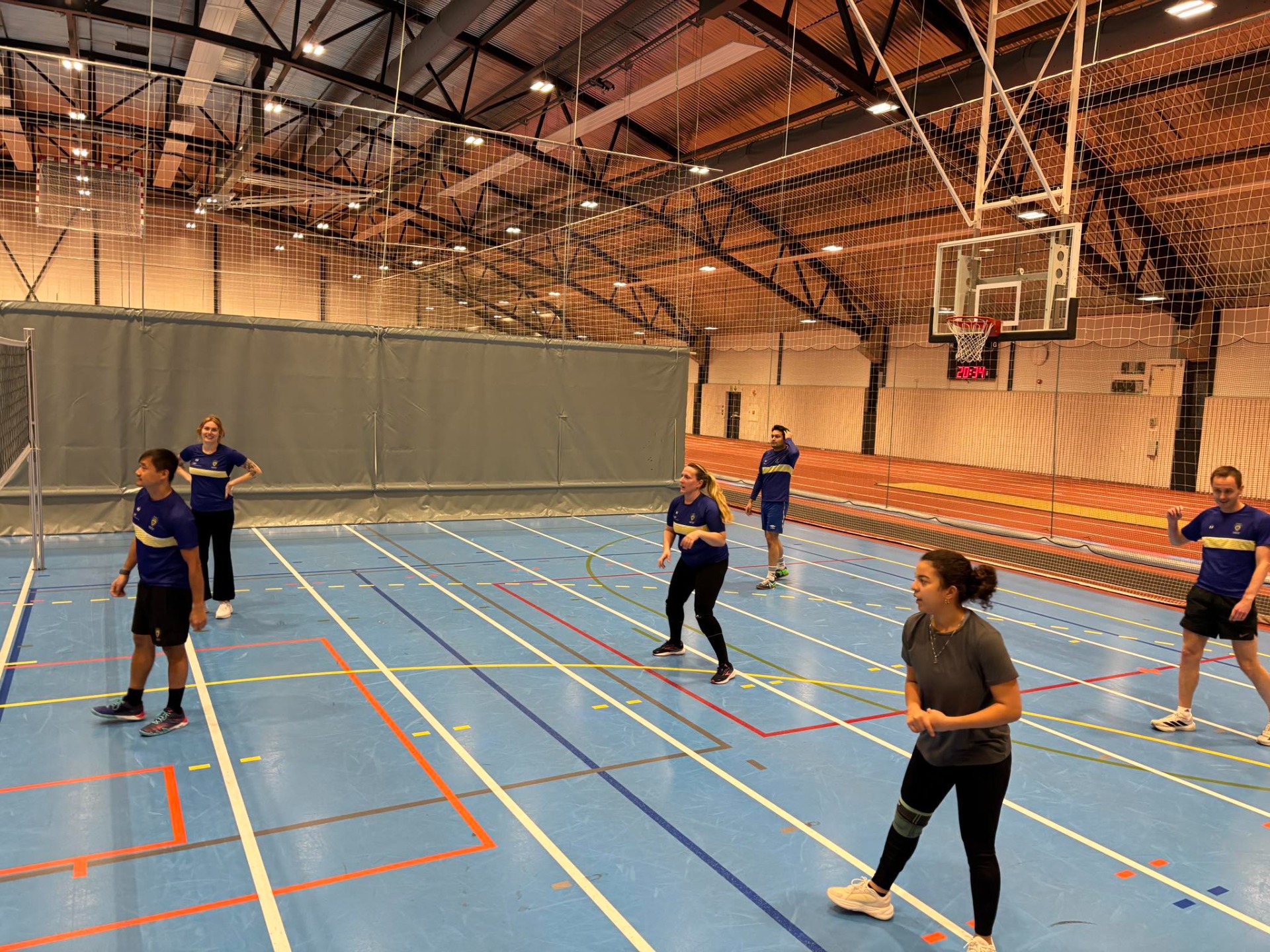 Stemningsrapport fra volleyballutvalget! I går spilte vi sesongens andre kamp i bedriftsserien – denne gangen mot Aker Solutions. Flere nye spillere fikk prøve seg på banen, noe som virkelig gledet jernbanehjertet! 💛 Selv om resultatet endte med tap, var innsatsen upåklagelig – og lagånden på topp. Det ble mange gode dueller, høy energi og masse latter underveis. Vi spiller bedriftsserie gjennom hele vinteren, med kamper i Ranheimshallen og Spektrum.  👉 Har du lyst til å bli med på laget? Vi ønsker spesielt flere kvinner velkommen! (Serien har krav om maks tre menn på banen samtidig, så det er god plass til flere damer som vil slå seg løs på volleyballbanen.)