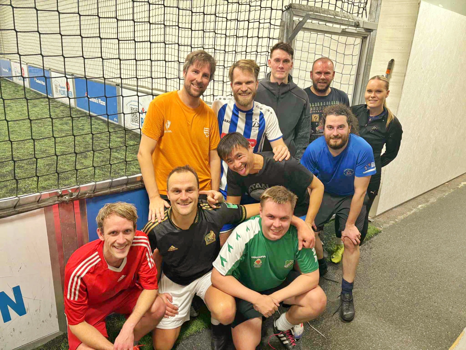 JIL Fotball har begynt med cageballtreninger nå som sesongen er over. Her er det rom for alle. Vil du være med å spille fotball for å spisse formen til neste sesong? Eller vil du bare være med å spille litt og holde deg i form? Bli med! Ta kontakt styret eller utvalgsleder.