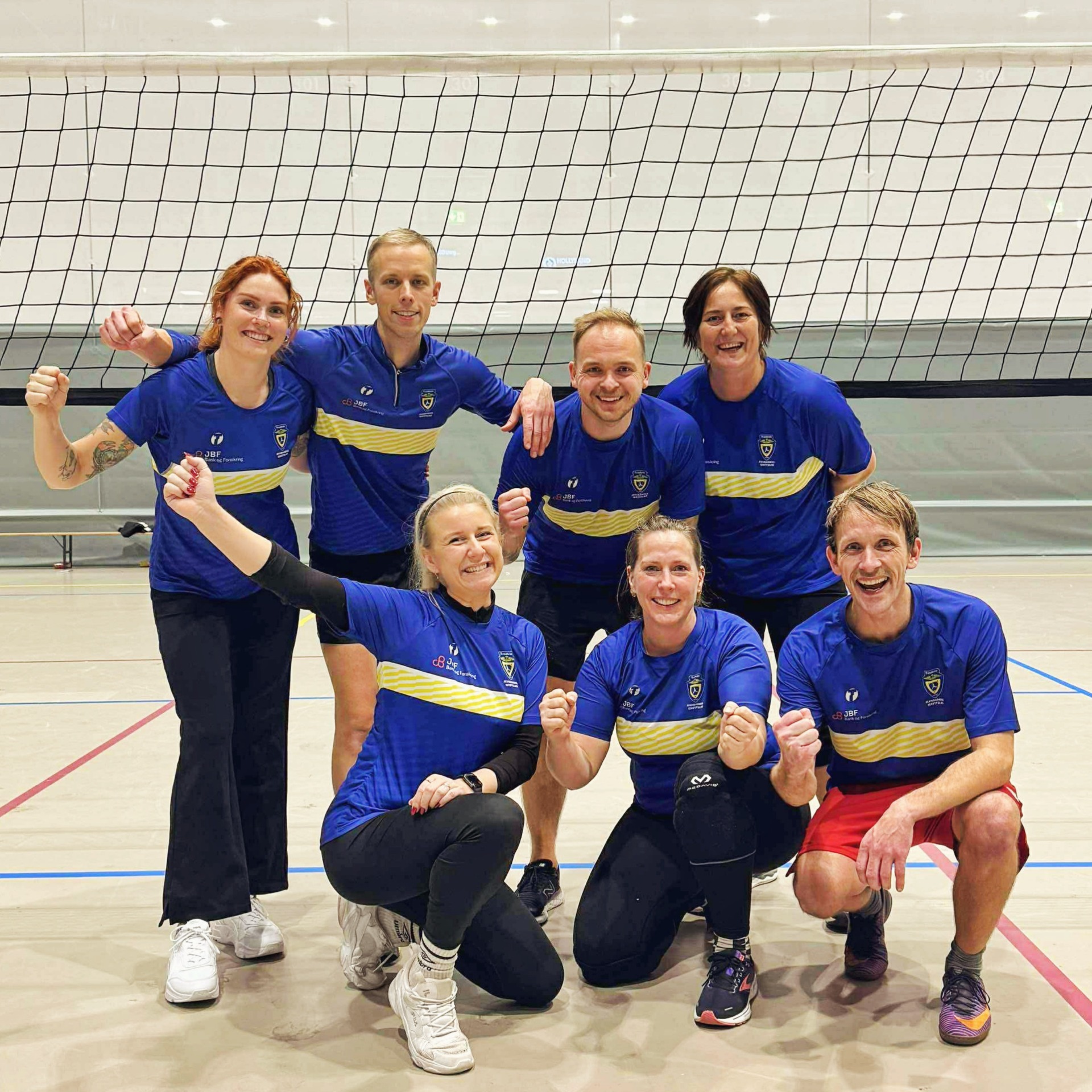 JIL Volleyball godt igang med seriespilllet. Her med Lise i sin første kamp. Hun ville komme og se på egentlig for hun var usikker om hun var god nok. "Ta med deg treningstøy i tilfelle du ombestemmer deg " sa Utvalgsleder Matheuz. Så fikk hun seg en JIL trøye under oppvarming og spilte like godt hele kampen. Og det er hun som smiler bredest på bilde. Her i JIL er alle velkomne.