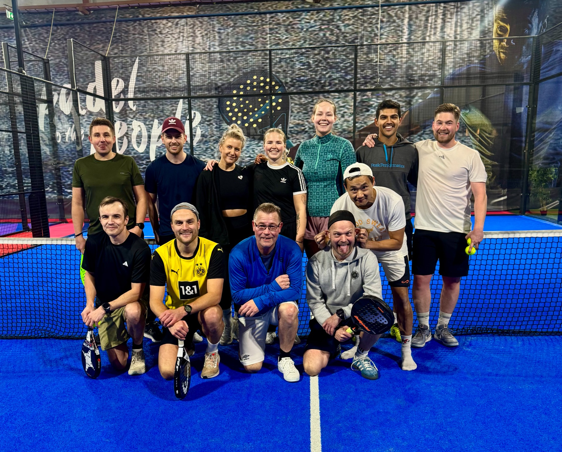 JIL Padel har virkelig startet for fullt nå mot vinteren. Christopher har stått på og det er fulle grupper hver gang. Såpass at han har måttet leie flere baner for å dekke etterspørselen. Det liker vi!  Vil du bli med? Ta kontakt med Christopher eller styret og hiv deg med. Aldri prøvd det før? Ikke noe problem, reglene forklares og nivået tilpasses til hver enkelt. Dette er en arena for alle.
